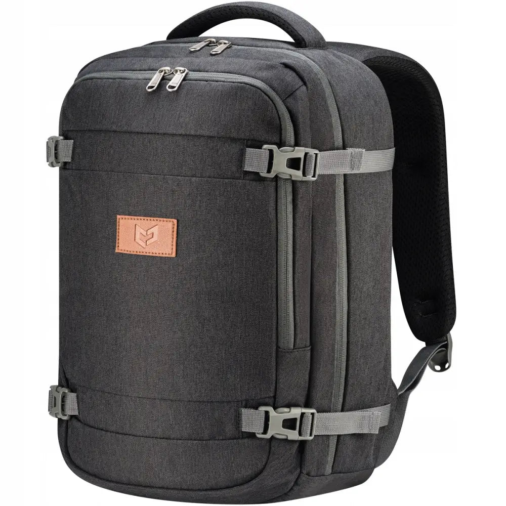 Mørkegrå Ryanair ryggsekk, skrå vinkel som viser glidelåslommer, lysegrå spenner og brun logo foran.