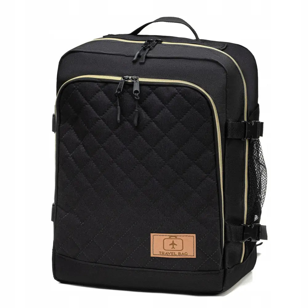 Ryggsekk håndbagasje i sort tekstil med diamantmønstret front, lyse glidelåser og lærpatch med fly-symbol.