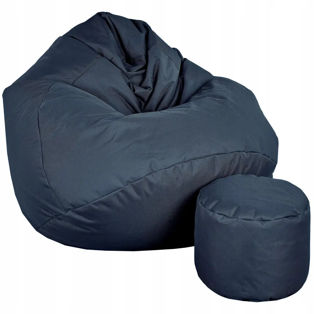 Sakkosekk Puff XXXL i mørkeblå tekstil med tilhørende rund fotskammel, sett skrått forfra.