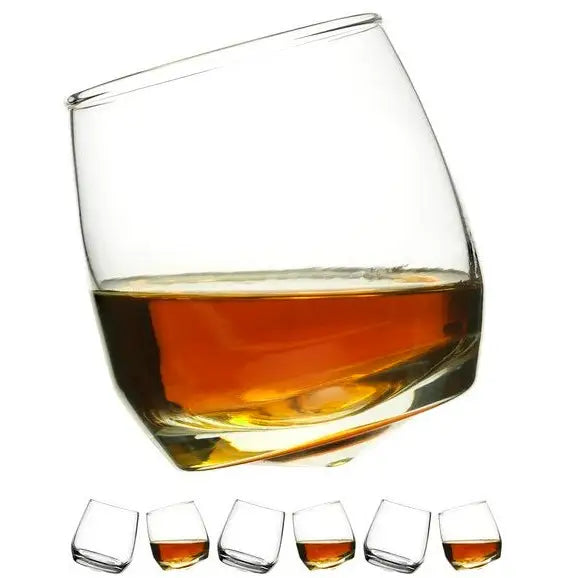 Gyngende whiskyglass fra Sagaform, seks stykker med avrundet bunn og gyllenbrun drikke sett fra skrå vinkel.