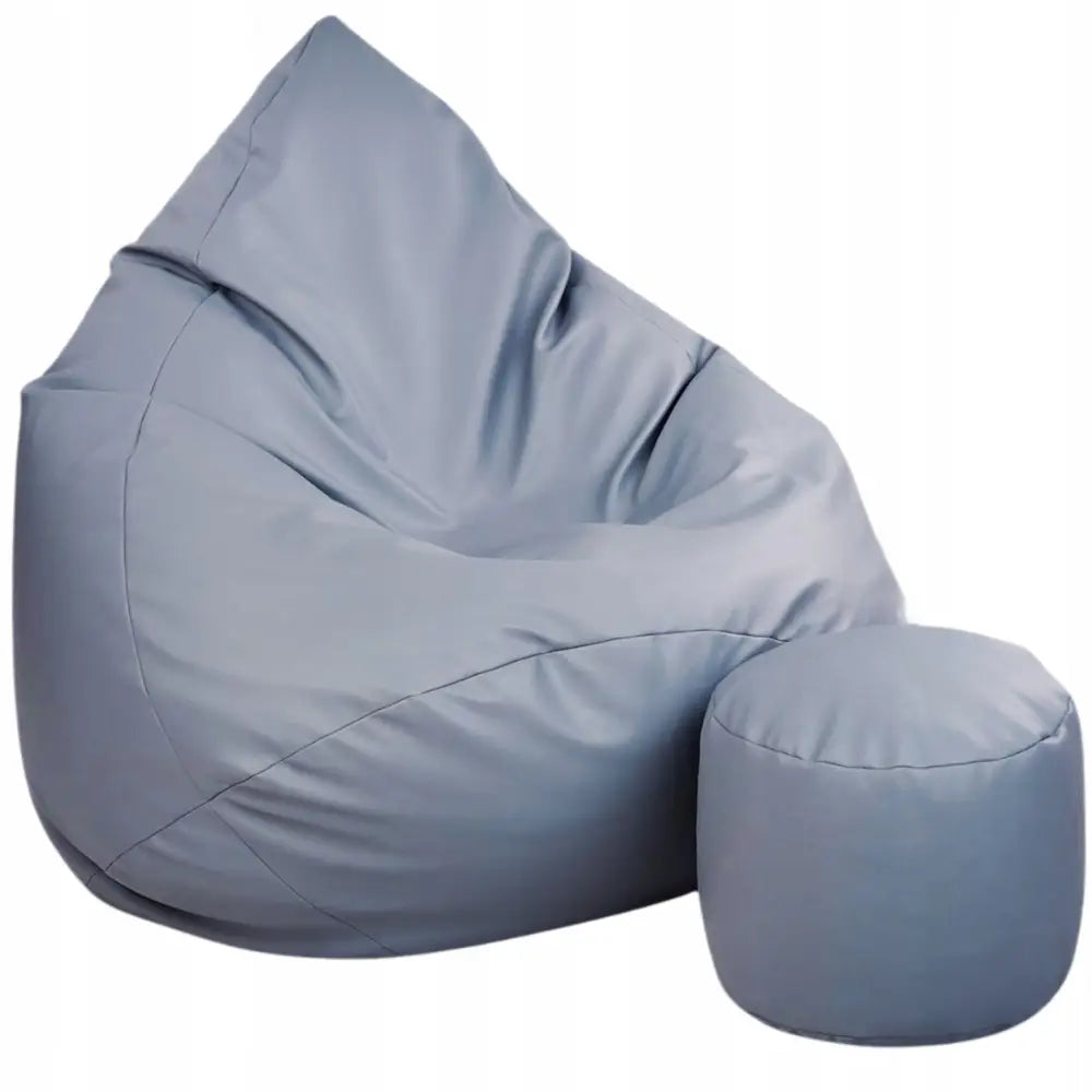 Sakkosekk i lysegrått imitert skinn med rund puff, sett skrått forfra mot hvit bakgrunn.