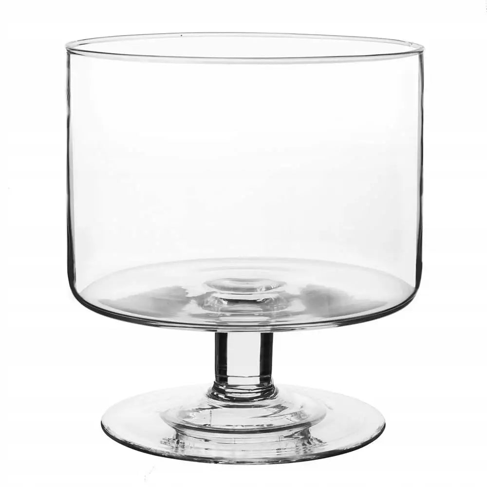 Salatskål på fot i klart glass, sylinderformet og moderne, vist fra siden mot hvit bakgrunn.