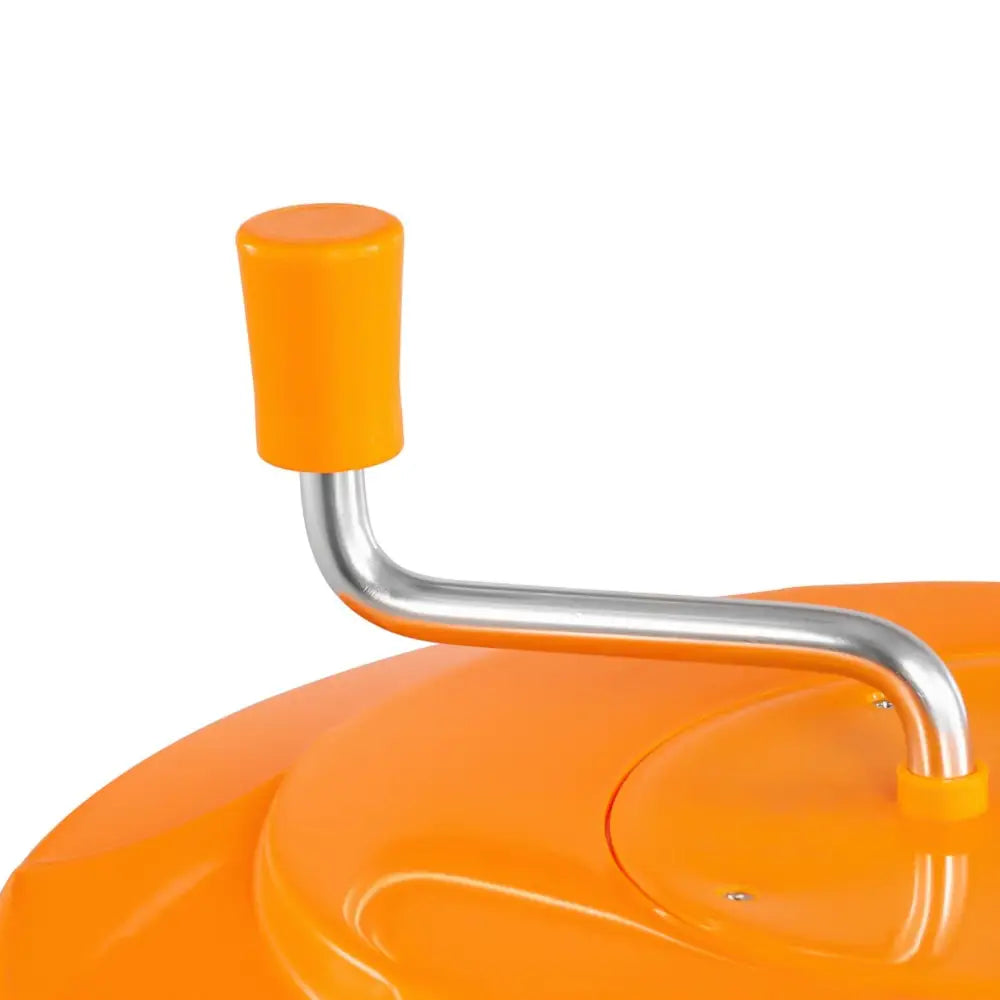 Oransje plast-sveiv med bøyd metallstang og håndtak, nærbilde av glatt og blank overflate på salatslynge.