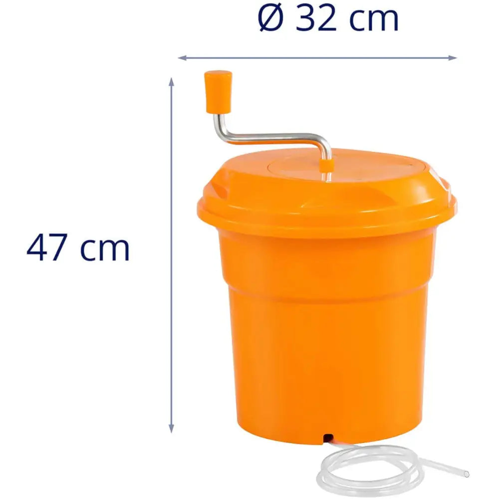 Salatslynge manuell 12 l, oransje beholder med sveiv og gjennomsiktig slange foran, sett fra siden.