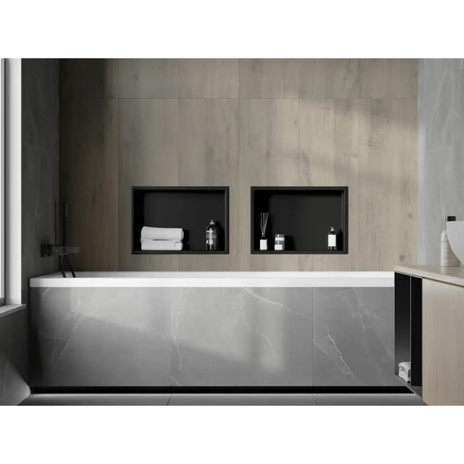 Mexen X-Wall-R nisjehylle i svart, to innfelte hyller over badekar med grå marmorfront mot lyst treverk.
