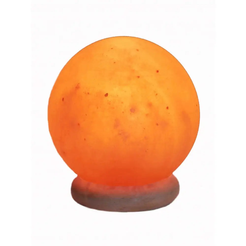 Saltlampe kule med fot, oransje saltstein med jevn glød og små mørke flekker, sett forfra.
