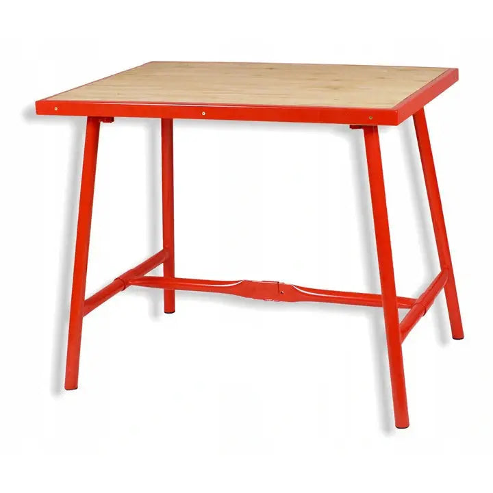 Sammenleggbar arbeidsbenk med rød metallramme og lys treplate, skrå vinkel viser robust bord og ben.