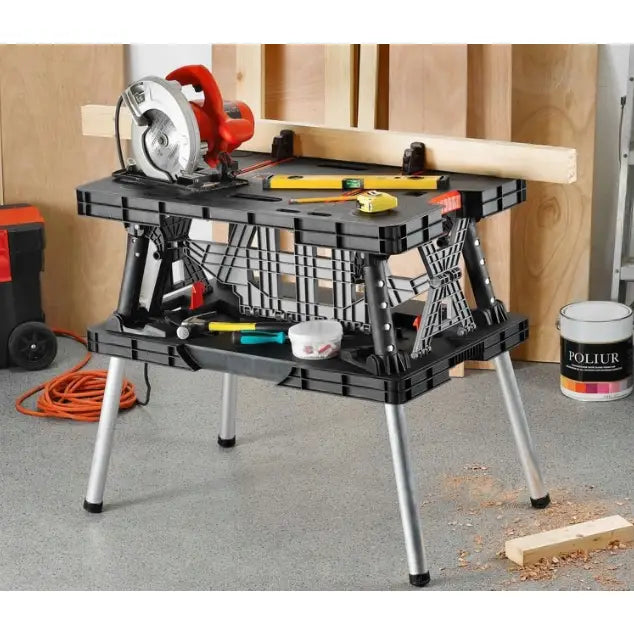 Sammenleggbar arbeidsbenk fra Keter, skrå forside med sirkelsag, målebånd og verktøy på og under bordet.