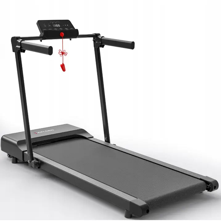 Sammenleggbar tredemølle med rette håndtak, digitalt display og rød sikkerhetssnor, sett skrått forfra.