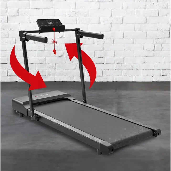 Sammenleggbar tredemølle med justerbare armlener, digitalt display og sort design, sett skrått forfra.