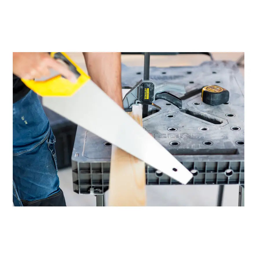 Sammenleggbar Fatmax Express bord fra Stanley brukt til saging av treplanke med håndsag og tvinge.