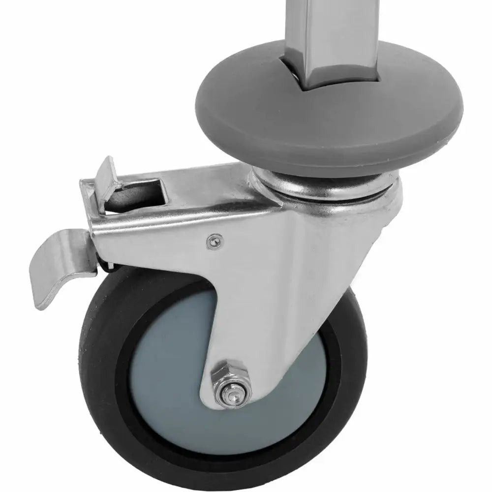 Sammenleggbar gastronomivogn, detaljert nærbilde av gummihjul med metallfeste, brems og grå plastbeskyttelse.