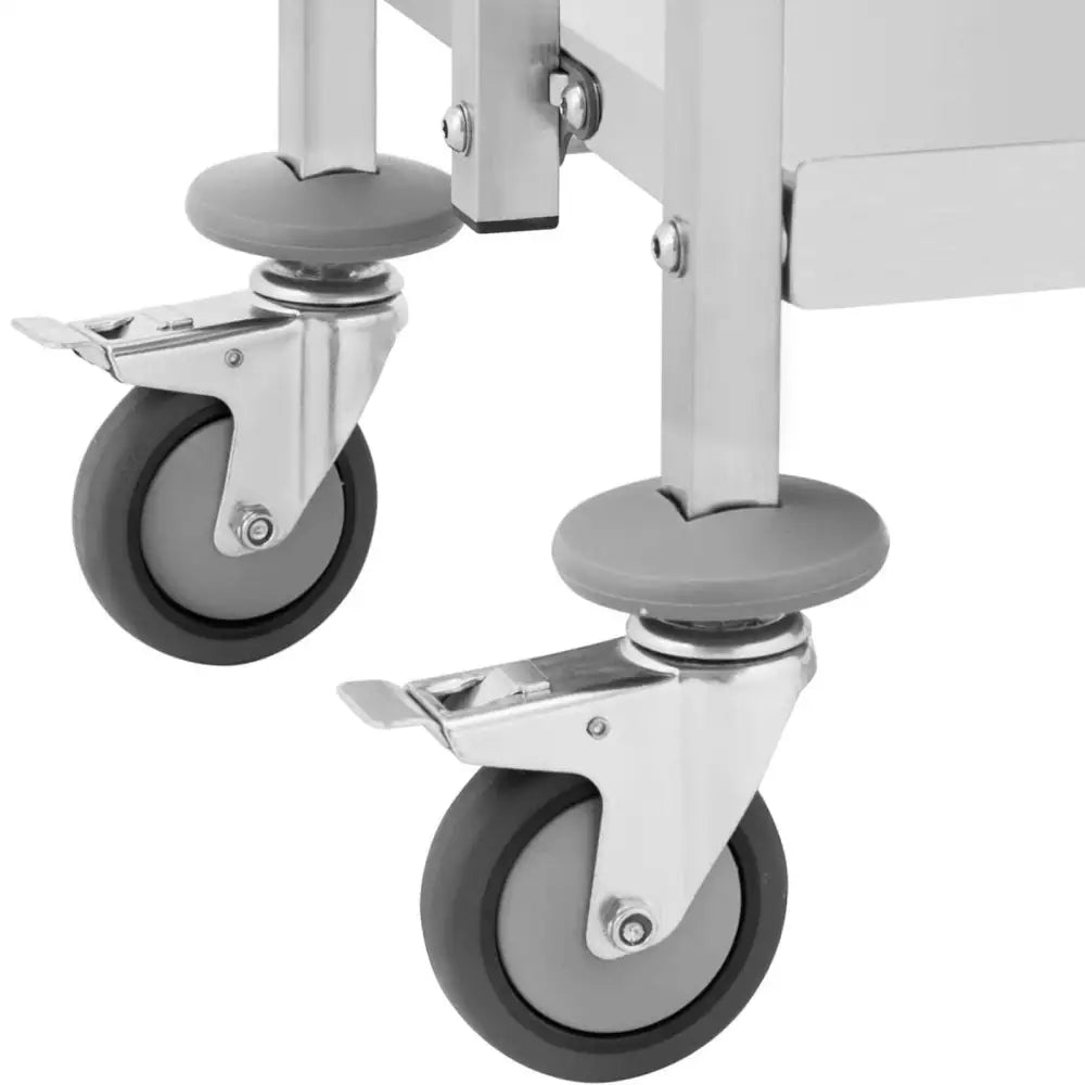 Detaljert sidebilde av svingbare grå hjul med brems på kelnertrallens metallramme.