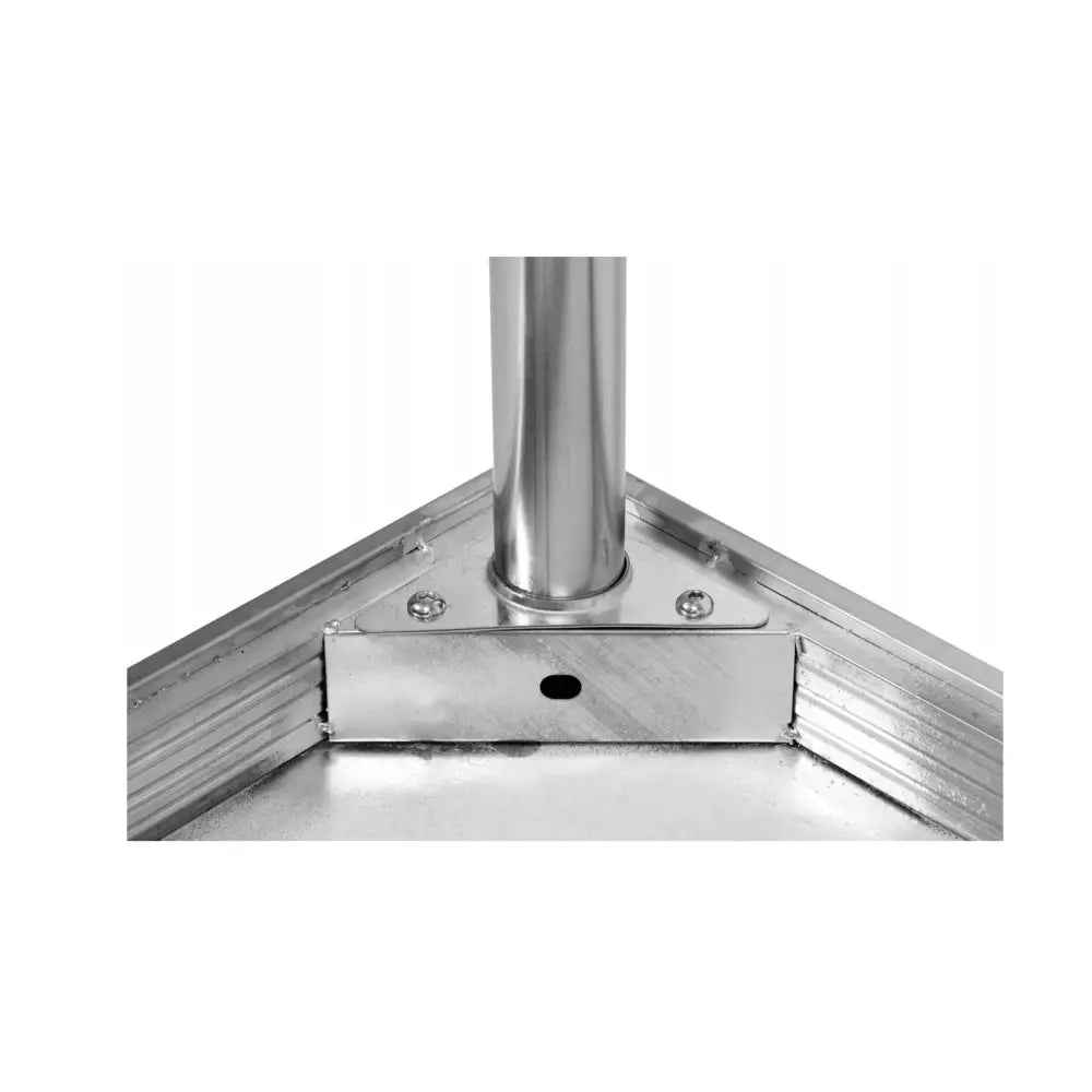 Sammenleggbar sentralbord, detalj av trekantet metallramme med sølvfarget, rundt rør og synlige skruer.