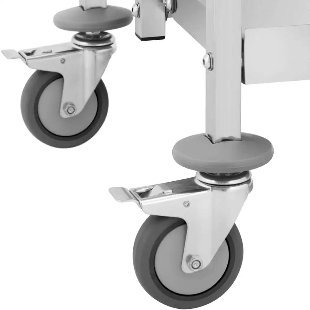 Sammenleggbar servitørvogn, detalj av grå gummihjul med lås i metall sett fra siden nederst på stativet.