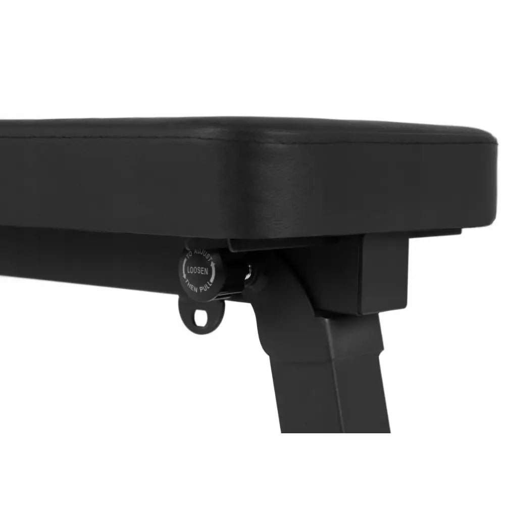 Sammenleggbar treningsbenk fra Zipro, sidevisning av polstret sete med justeringsmekanisme og knotter.