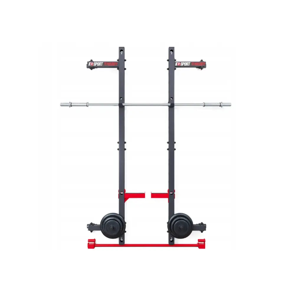Sammenleggbar veggmontert rack med sorte stålstolper, røde beslag og vektstang sett rett forfra.