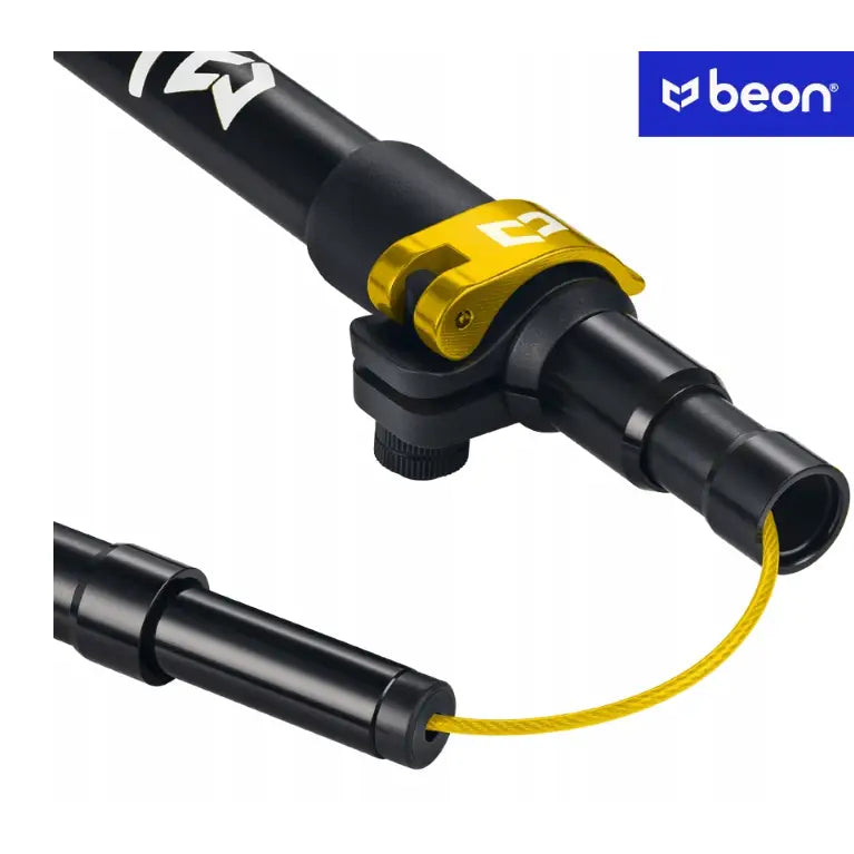 Sammenleggbar trekkestav, nærbilde av sort metallrør med gult låsebeslag og gul vaier mot hvit bakgrunn.