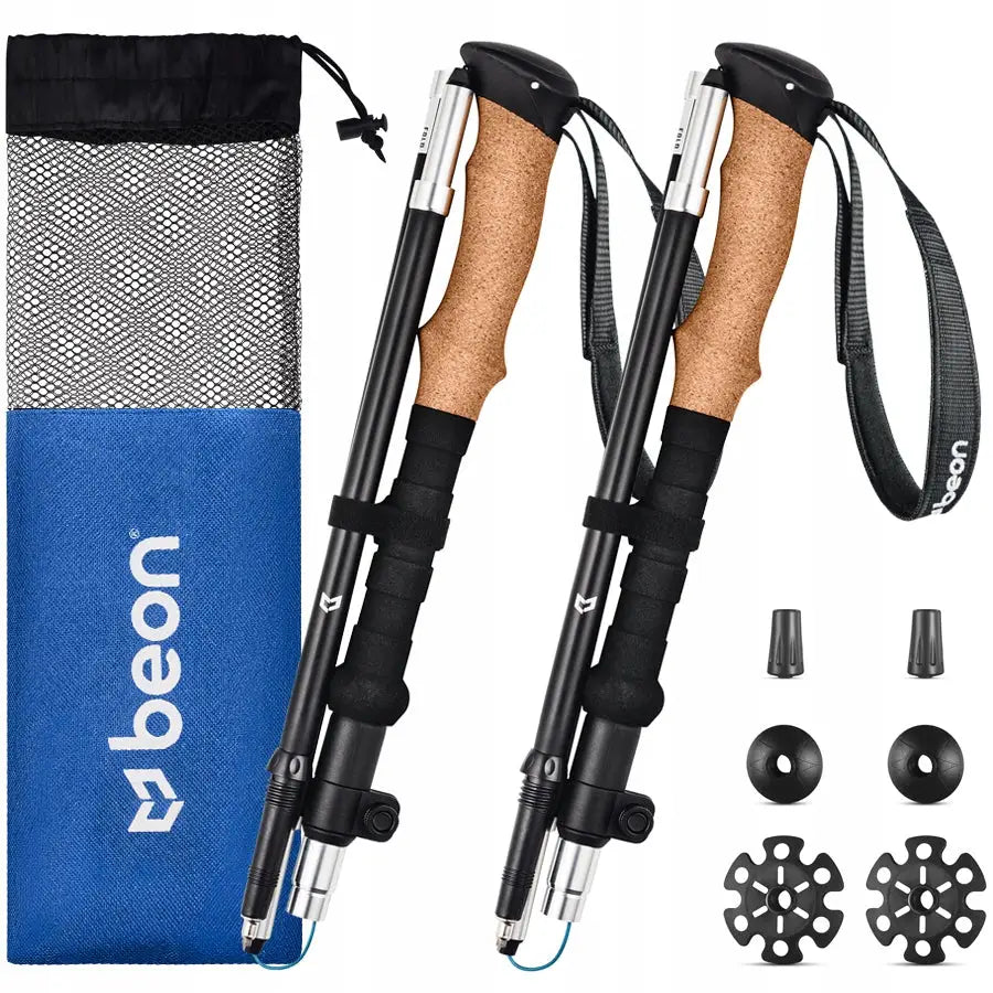 Sammenleggbare trekkingstaver i sort med korkhåndtak, tilbehør og blå-svart oppbevaringspose ved siden av.