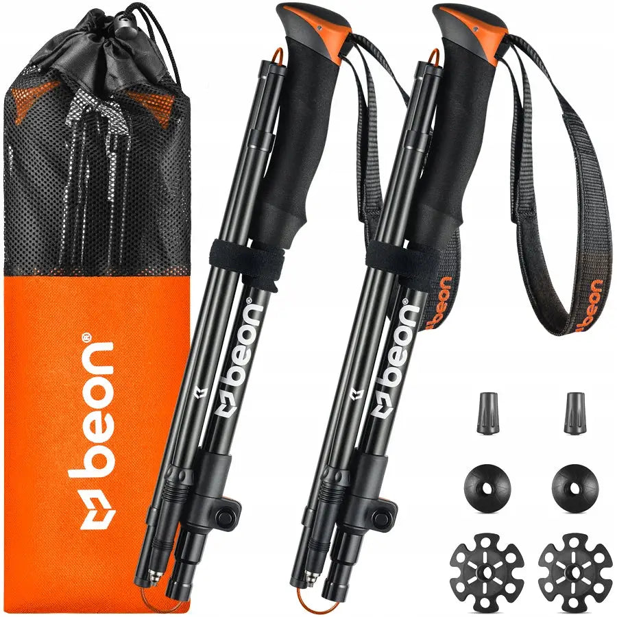 Sammenleggbare svarte trekkingstaver med oransje detaljer, oppbevaringspose og tilbehør vist på hvit bakgrunn.