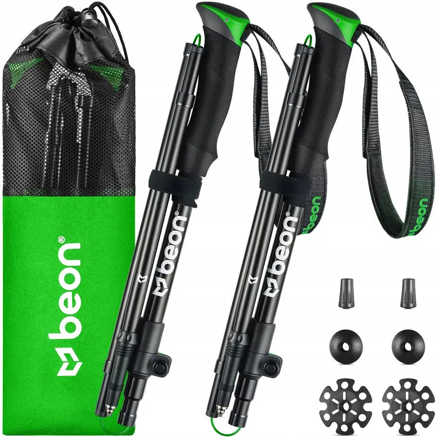 Sammenleggbare trekkingstaver i svart og grønt, sett fra siden med håndstropper, oppbevaringspose og tilbehør.