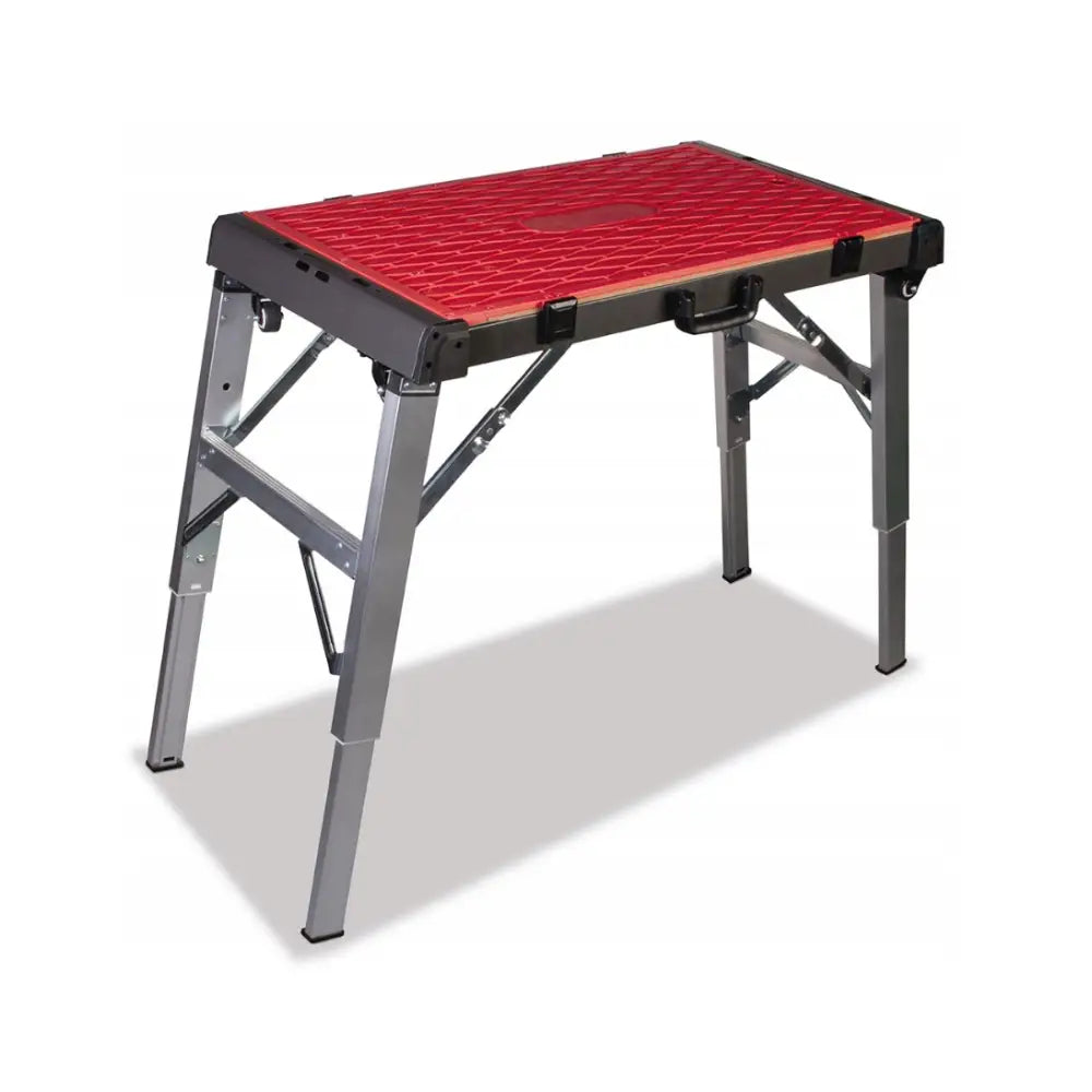 Sammenleggbart arbeidsbord Rubi 4-i-1, rød overflate og sølvben sett skrått med bærehåndtak og stag.