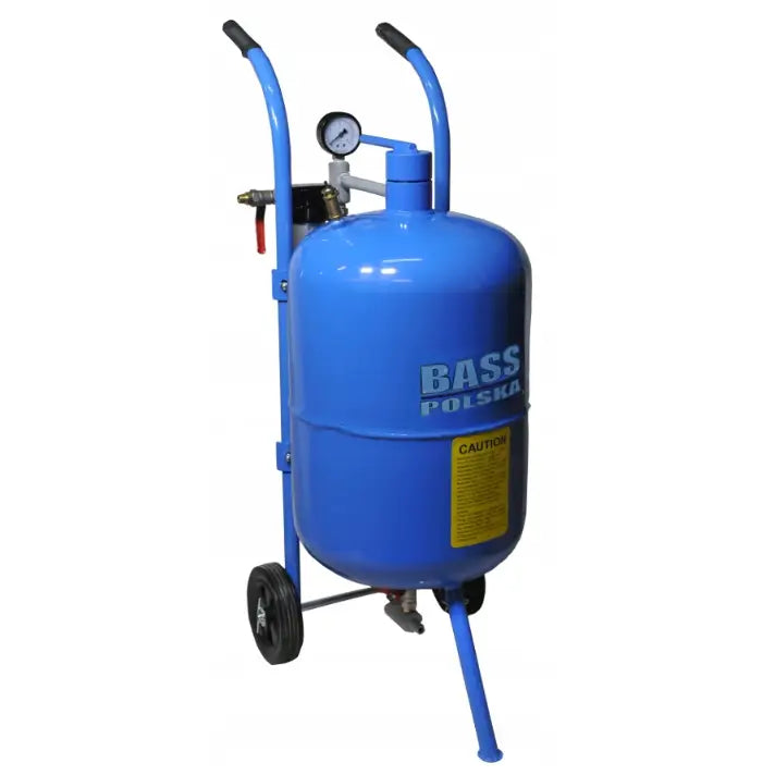 Sandblåser Mobil 40L, blå beholder med trykkmåler og hjul, gul advarselslabel synlig, skrått forfra.