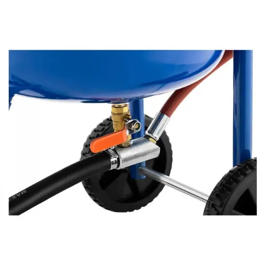 Sandblåser Mobil 40L, detalj av ventiltilkobling, slanger og hjul under blå metalltank.