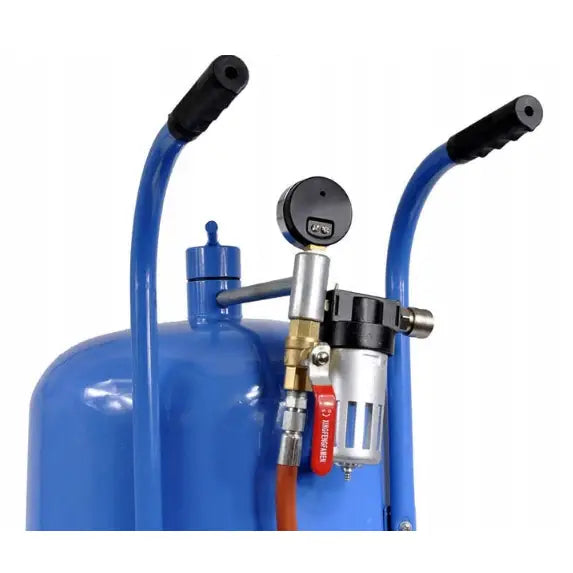 Sandblåser Mobil 40L, skrå toppvisning med trykkmåler, sorte håndtak og synlig gjennomsiktig filter.