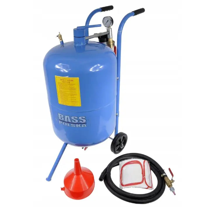Sandblåser Mobil 40L, blå tank på hjul med trykkmåler, svart slange, rød trakt og hvitt filter med rød kant.
