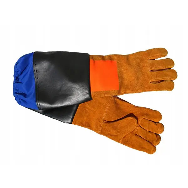 Sandblåsningshansker i brunt semsket skinn med oransje og blå detaljer, sett ovenfra mot hvit bakgrunn.