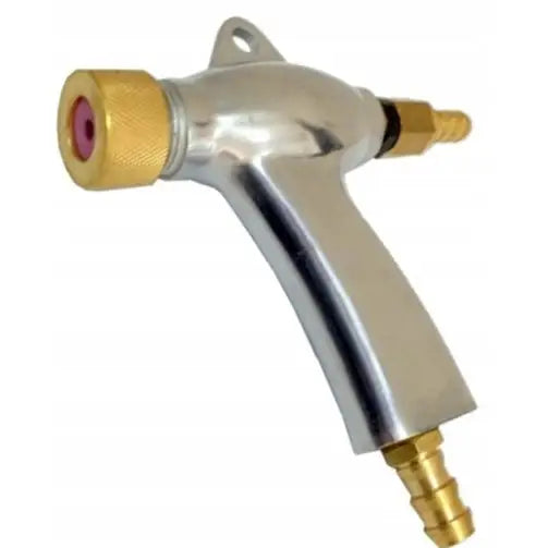 Sandstrålepistol i metall med messingkoblinger, sett fra skrå vinkel, ergonomisk håndtak og rød frontdetalj.