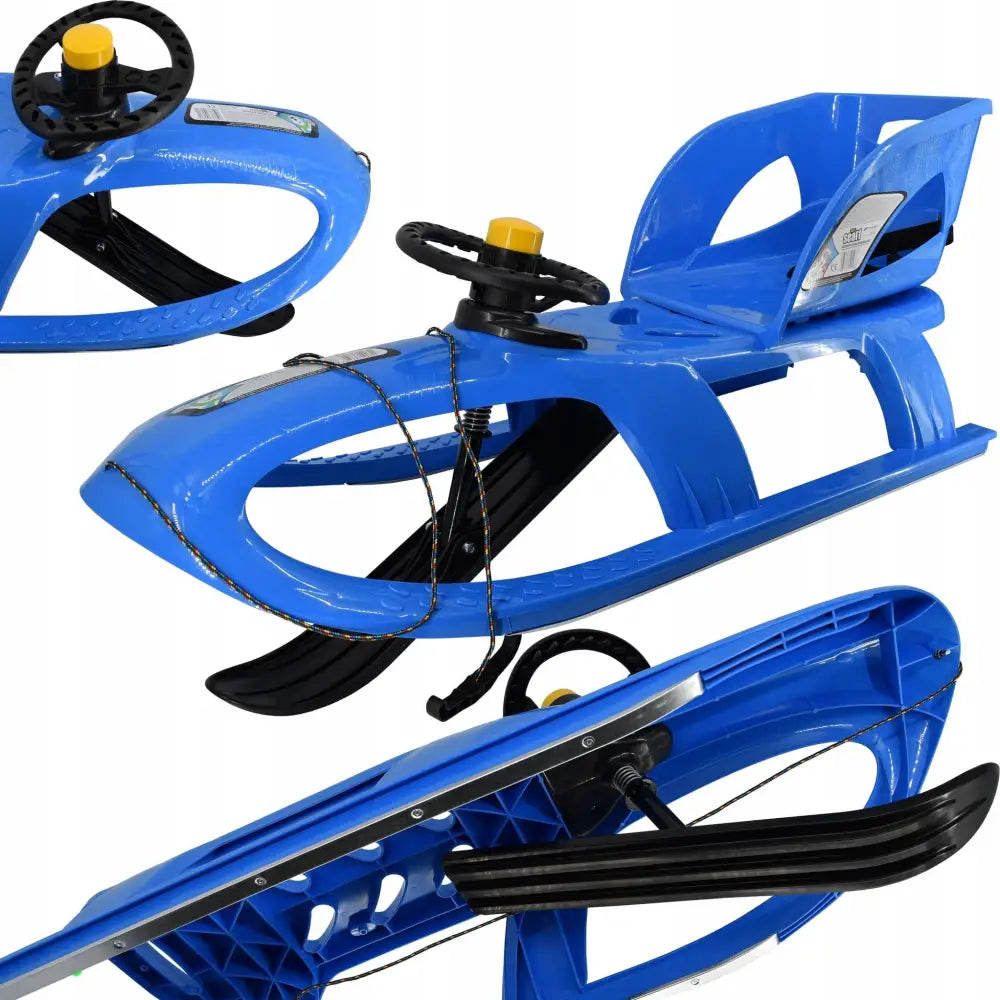 Blå Bullet akebrett med ryggstøtte, svart ratt og gule detaljer, tydelig sete og robuste plastmeier.