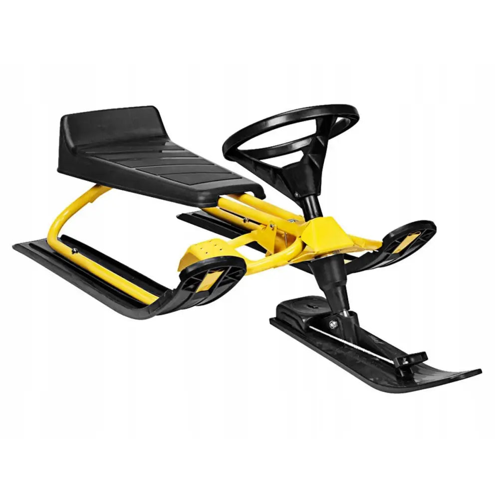 Sanki Nartosanki snøscooter med brems og styre, sort og gul rattkjelke sett skrått forfra med tre parallelle ski.