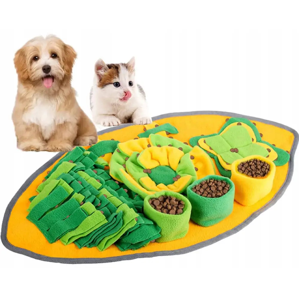 Sansematte for hund og katt i gult og grønt fleece, fylt med godbiter, med valp og kattunge ved siden av.
