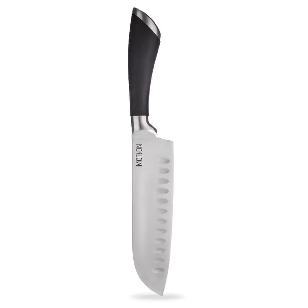 Santoku asiatisk kjøkkenkniv med svart ergonomisk håndtak og sølvblad med luftlommer, sett fra siden.