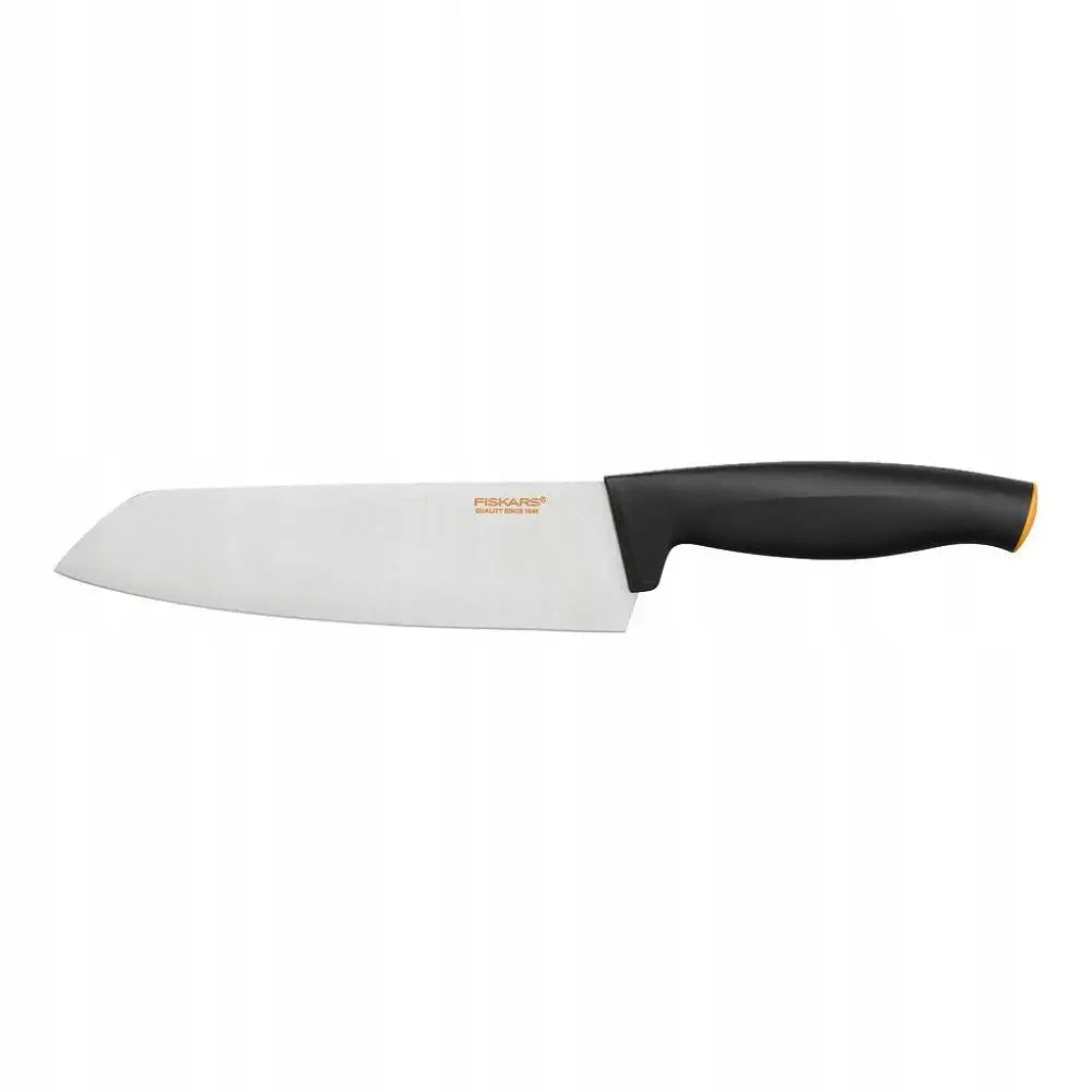 Santoku kniv Functional Form fra Fiskars, bredt sølvfarget blad og svart ergonomisk håndtak med oransje detalj.