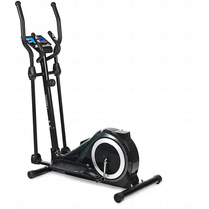 Ellipsemaskin Sapphire Thunder II, sort design med store håndtak, brede pedaler og digital skjerm i front.