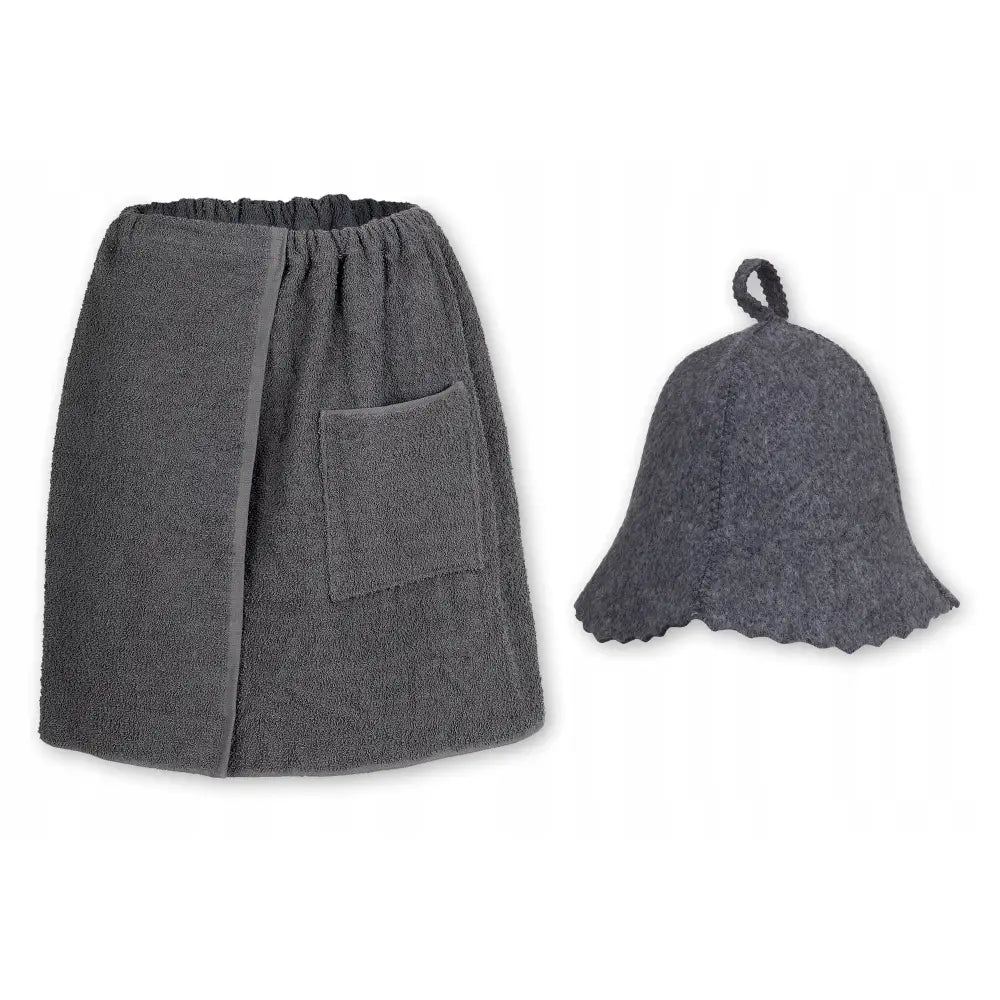 Grå sauna kilt i frotté med frontlomme og tilhørende filt-lue med bølget kant og hempe, sett forfra.