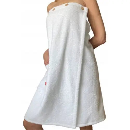 Sauna Spa-sett 4-i-1 for kvinner, hvit frottékjole med knapper og sidelomme, sett fra siden.