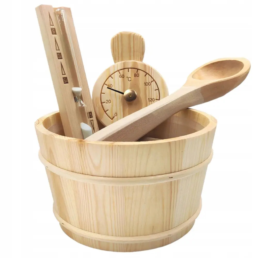 Sauna Tilbehørsett fra 4Living, med bøtte, øse, termometer, timeglass og hygrometer i lyst tre.