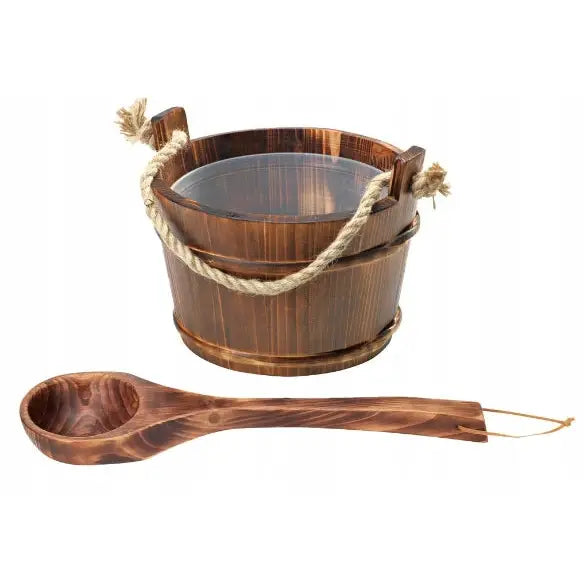 Saunasett med rund bøketrebøtte med tauhåndtak og plastinnlegg samt lang tresleiv, sett fra skrå vinkel.