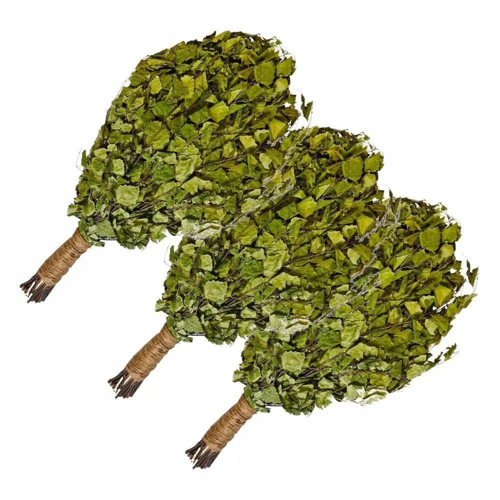 Saunasett Witek, tre bjørkebadekoster med grønne blader og snorviklede håndtak, sett ovenfra.