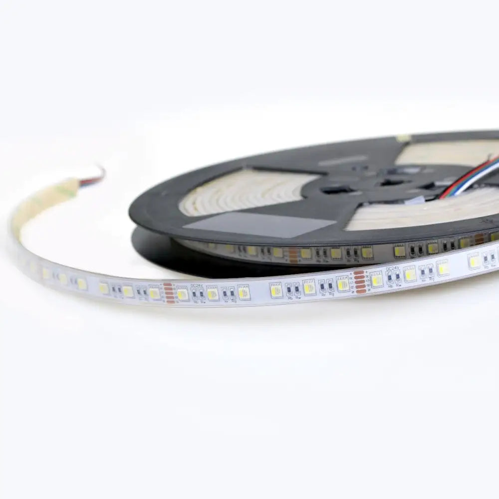 Saunatape LED-lysliste på rull, sidevisning med gule dioder og sorte koblingspunkter mot hvit bakgrunn.