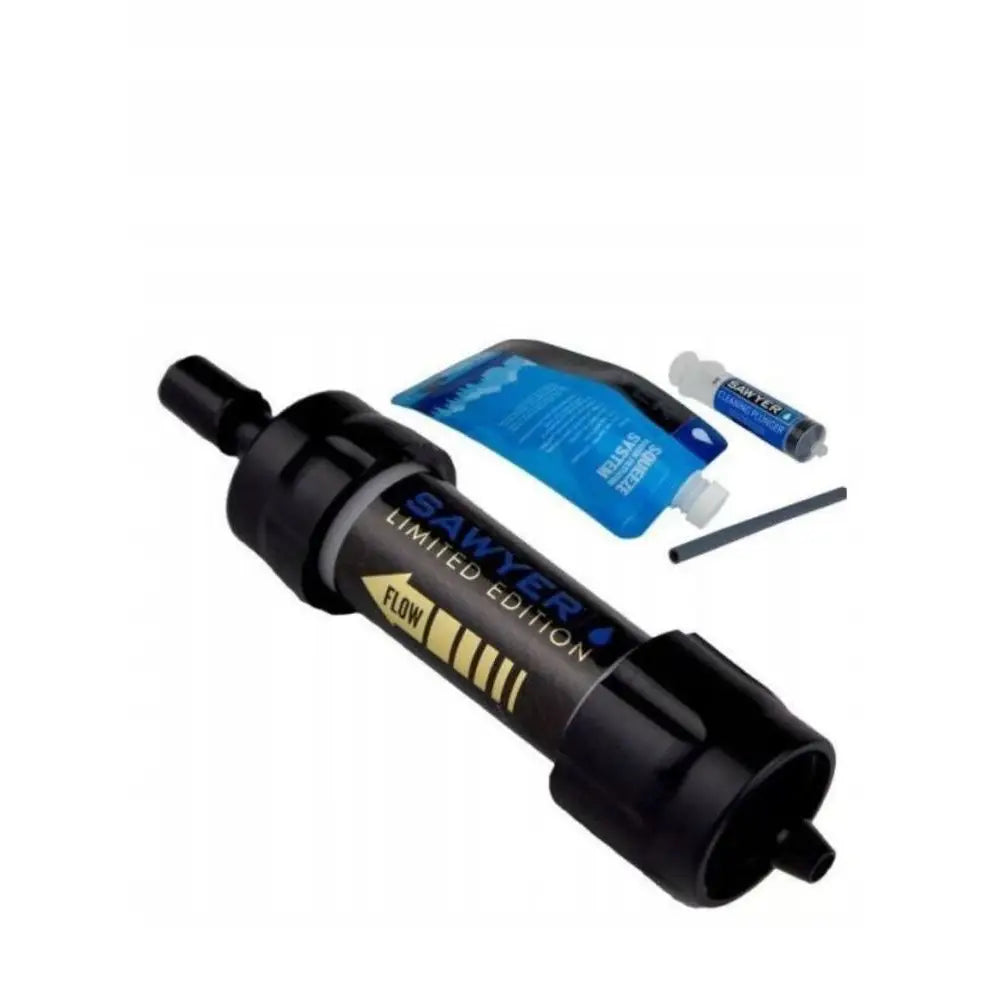 Sawyer Mini vannfiltreringssystem, svart filter med LIMITED EDITION-merking, blå vannpose og tilbehør vises.