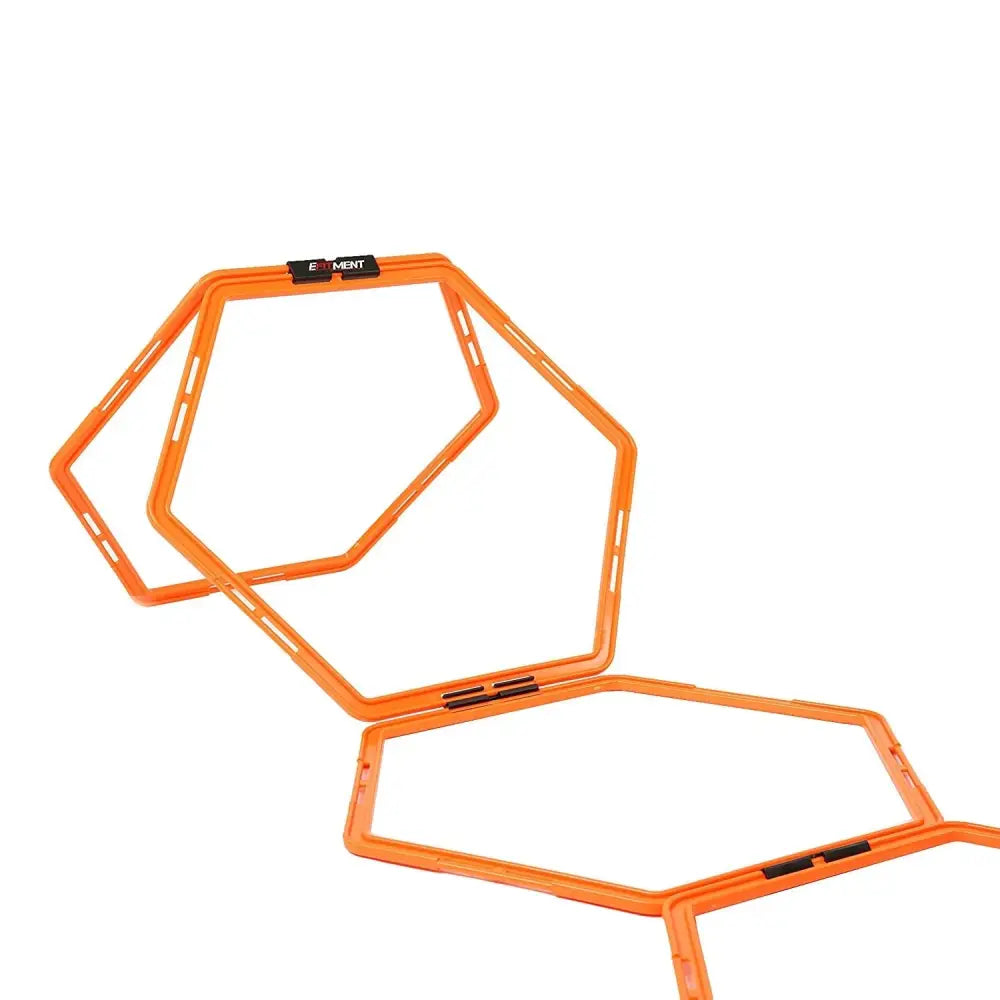 Seks Hexa hoops, sekskantede oransje treningshekser koblet sammen med svarte detaljer, sett skrått mot hvit bakgrunn.