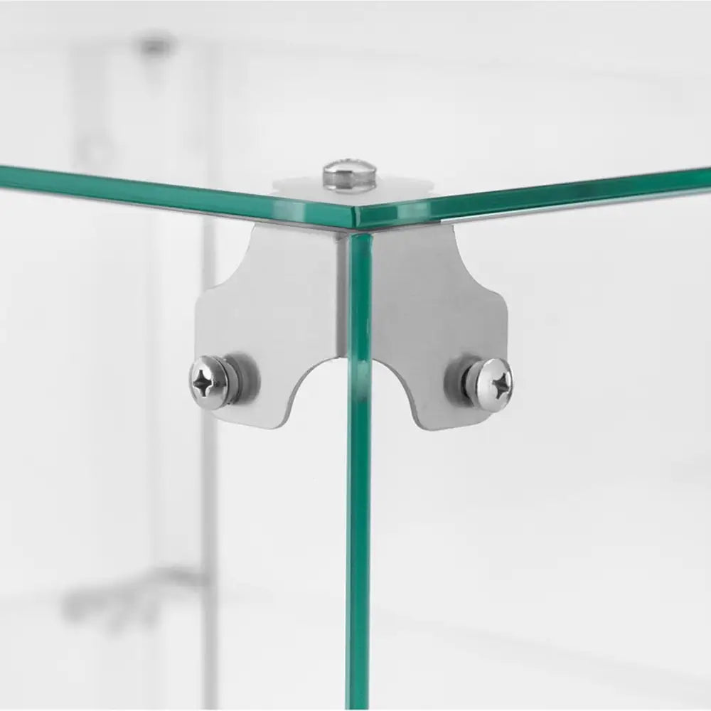 Selvbetjent eksponeringsskap, detalj av hjørne hvor to glassplater møtes i metallbrakett med synlige skruer.