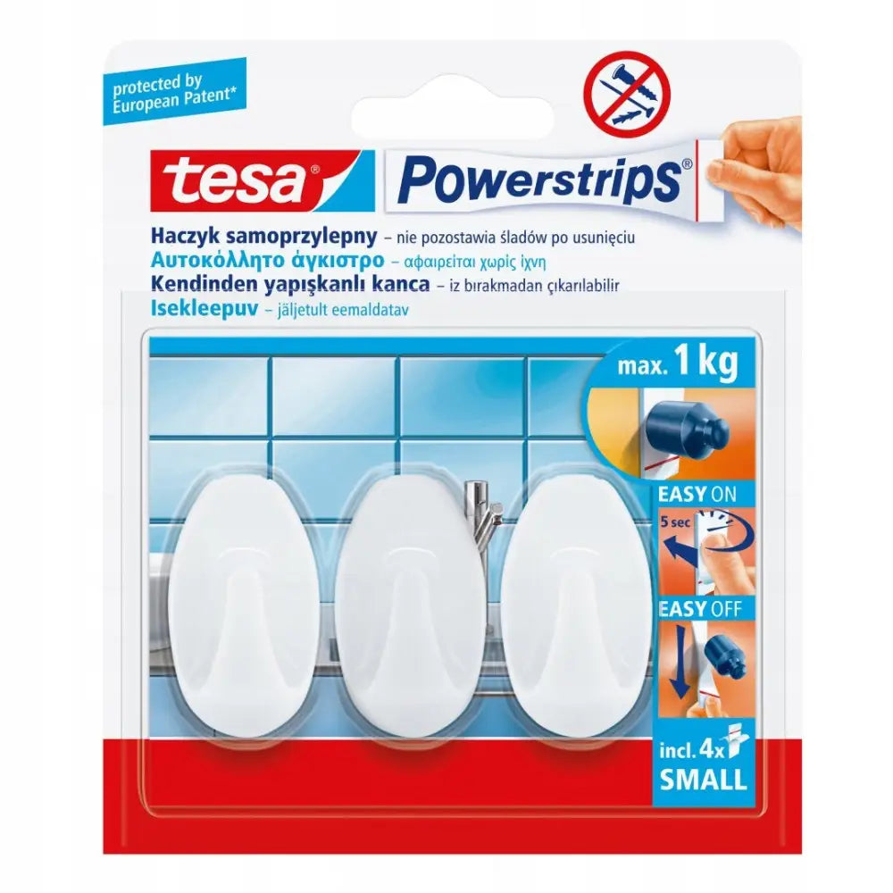 Selvklebende Powerstrips kroker, fire små hvite plastkroker i blisterpakning foran baderomsfliser.