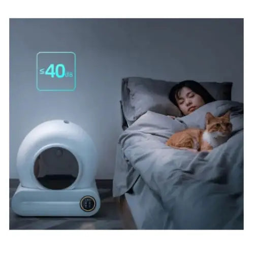 Selvrensende Smart Wifi Kattetoalett (F054) i moderne design, diskret plassert ved seng mens katt og eier sover, stillegående ≤40 dB.