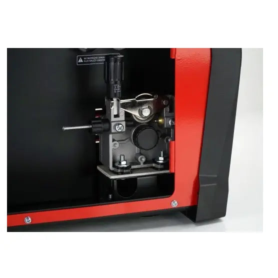 Detaljbilde av sveiseapparatets innvendige metallmekanisme med synlig justeringsknapp og skruer, sett fra siden.